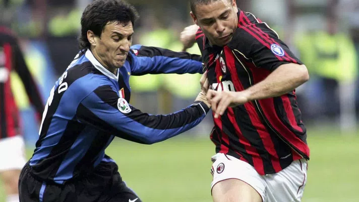 Nicolas Burdisso e Ronaldo in Inter-Milan 2-1 dell'11 marzo 2007 (credits: GETTY Images)