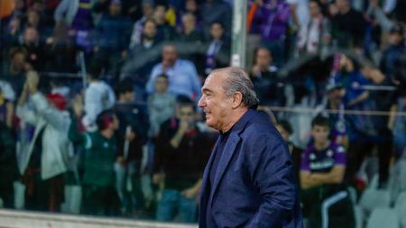 GERMOGLI PH: 9 NOVEMBRE 2022 FIRENZE STADIO ARTEMIO FRANCHI SERIE A FIORENTINA VS SALERNITANA NELLA FOTO ROCCO COMMISSO SALUTA LA CURVA FIESOLE