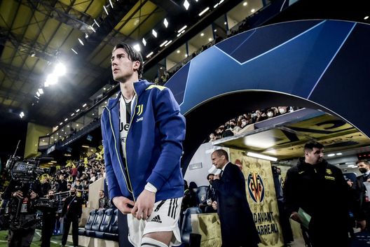 VILLARREAL, SPAIN - FEBRUARY 22: Dusan Vlahovic of Juventus entrance before the UEFA Champions League Round Of Sixteen Leg One match between Villarreal CF and Juventus at Estadio de la Ceramica on February 22, 2022 in Villarreal, Spain. (Photo by Daniele Badolato - Juventus FC/Juventus FC via Getty Images) Il commento: “Sassuolo, la partita da non sbagliare. Vlahovic come Berti”- immagine 2