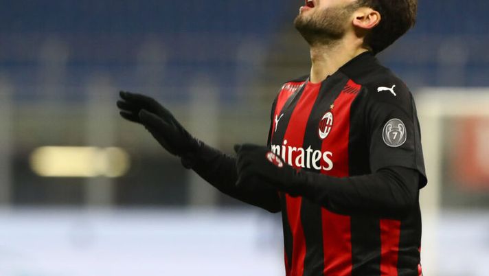 MILAN, ITALY - JANUARY 12: Hakan Calhanoglu of AC Milan looks on during the Coppa Italia match between AC Milan and Torino FC at Stadio Giuseppe Meazza on January 12, 2021 in Milan, Italy. Sporting stadiums around Italy remain under strict restrictions due to the Coronavirus Pandemic as Government social distancing laws prohibit fans inside venues resulting in games being played behind closed doors. (Photo by Marco Luzzani/Getty Images) Gazzetta: “Calhanoglu, c’è ancora distanza sul contratto. Mandzukic sa già che…” - immagine 1