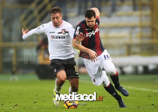 BOLOGNA, ITALY - NOVEMBER 20: Mattia Destro # 10 of Bologna FC in action during the Serie A match between Bologna FC and US Citta di Palermo at Stadio Renato Dall'Ara on November 20, 2016 in Bologna, Italy.  (Photo by Mario Carlini / Iguana Press/Getty Images) 