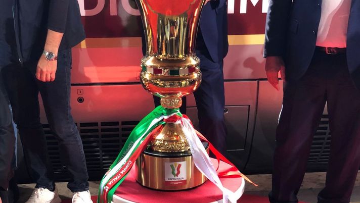 FOTO – La Coppa Italia è arrivata a Roma, e che squadra ad accoglierla! - immagine 1