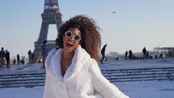 Jessica Aidi si gode Parigi innevata: lady Verratti sorridente sotto la Tour Eiffel