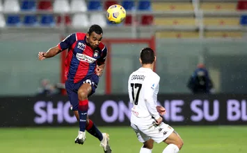 CROTONE, ITALY - JANUARY 17: Djidji of Crotone competes for the ball with Gianluca Caprari of Benevento during the Serie A match between FC Crotone and Benevento Calcio at Stadio Comunale Ezio Scida on January 17, 2021 in Crotone, Italy. (Photo by Maurizio Lagana/Getty Images)
