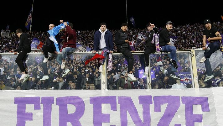 FLORENCE, ITALY - APRIL 27: Fans of ACF Fiorentina during of the Coppa Italia Semi Final match between ACF Fiorentina and US Cremonese at Stadium Artemio Franchi on April 27, 2023 in Florence, Italy. (Photo by Gabriele Maltinti/Getty Images) CorFio: “Bentornata Fiorentina. Finalmente è tempo di far festa” - immagine 1