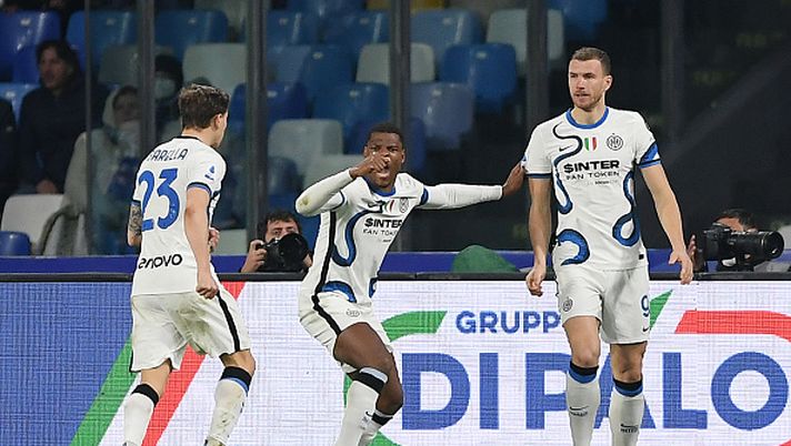 NAPLES, ITALY - FEBRUARY 12: Edin Dzeko of FC Internazionale celebrates after scoring the 1-1 goal during the Serie A match between SSC Napoli and FC Internazionale at Stadio Diego Armando Maradona on February 12, 2022 in Naples, Italy. (Photo by Francesco Pecoraro/Getty Images) Le squadre professionistiche e l’eta media: in A l’Inter è la più “vecchia”, linea verde Spezia - immagine 1