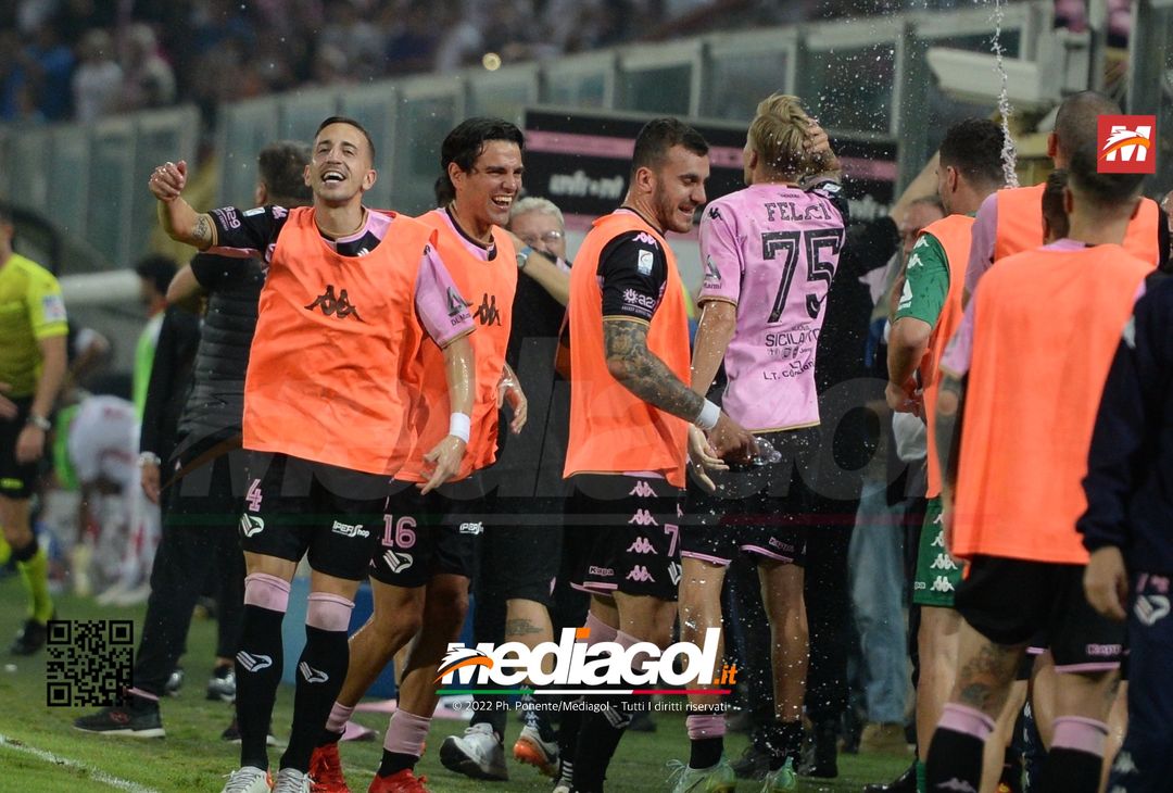 FOTO Palermo in Serie B, i festeggiamenti dei rosanero al Renzo Barbera (Gallery) - immagine 7