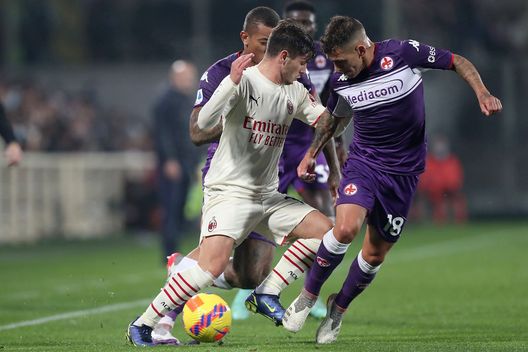 FLORENCE, ITALY - NOVEMBER 20: Lucas Torreira of ACF Fiorentina battles for the ball with Brahim Diaz of AC Milan during the Serie A match between ACF Fiorentina and AC Milan at Stadio Artemio Franchi on November 20, 2021 in Florence, Italy. (Photo by Gabriele Maltinti/Getty Images) FLORENCE, ITALY - NOVEMBER 20: Lucas Torreira of ACF Fiorentina battles for the ball with Brahim Diaz of AC Milan during the Serie A match between ACF Fiorentina and AC Milan at Stadio Artemio Franchi on November 20, 2021 in Florence, Italy. (Photo by Gabriele Maltinti/Getty Images)