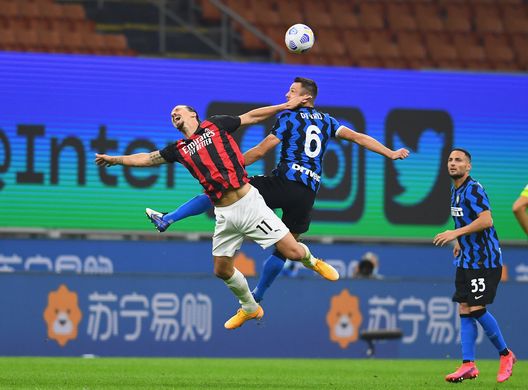 Contrasto aereo tra Ibrahimovic del Milan e De Vrij dell'Inter Contrasto aereo tra Ibrahimovic del Milan e De Vrij dell'Inter