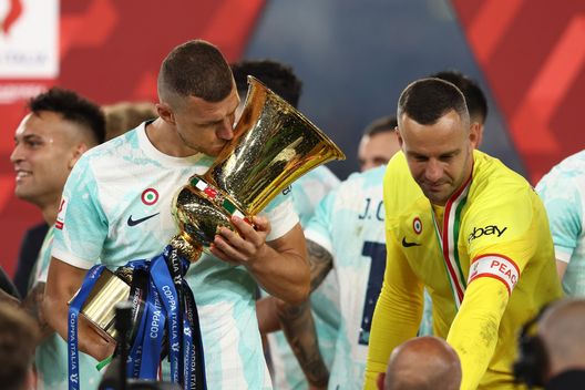 ROME, ITALY - MAY 24: Edin Dzeko and Samir Handanovic goalkeeper of FC Internazionale celebrate the winning of the Italian Cup with the trophy after the Coppa Italia Final match between ACF Fiorentina and FC Internazionale at Stadio Olimpico on May 24, 2023 in Rome, Italy. (Photo by Francesco Scaccianoce - Inter/Inter via Getty Images) Zenga: “La Fiorentina ha fatto una grandissima partita a Roma”- immagine 2