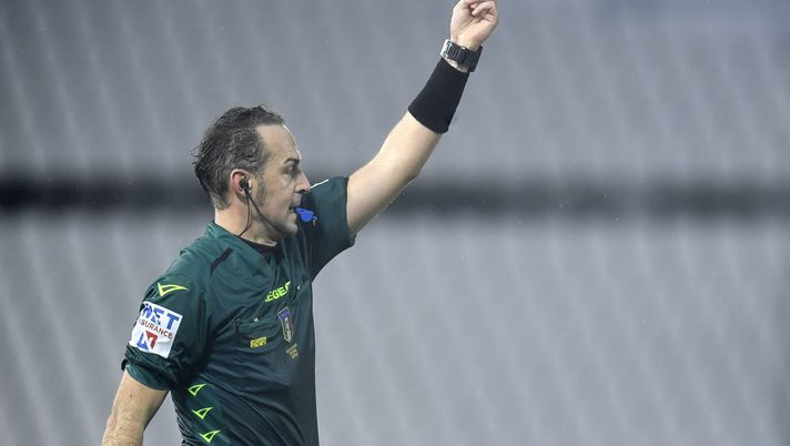 LA SPEZIA, ITALY - JANUARY 03: Referee Luca Pairetto shows the red card during the Serie A match between Spezia Calcio and Hellas Verona FC at Stadio Alberto Picco on January 03, 2021 in La Spezia, Italy. (Photo by Giorgio Perottino/Getty Images) 