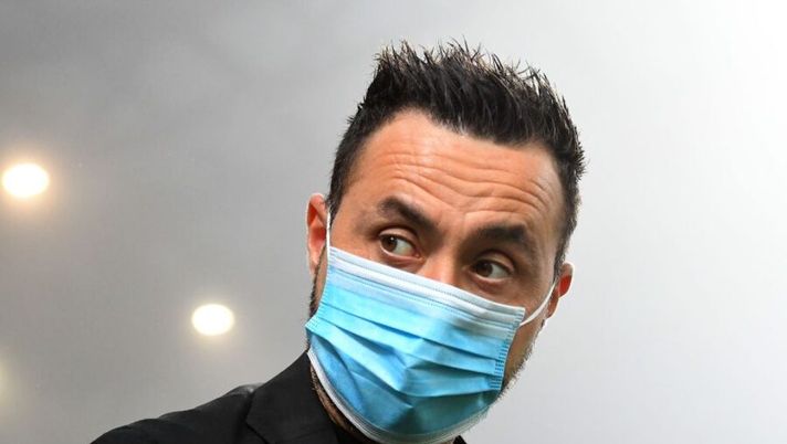 REGGIO NELL'EMILIA, ITALY - OCTOBER 23: Roberto De Zerbi head coach of US Sassuolo looks on during the Serie A match between US Sassuolo and Torino FC at Mapei Stadium - Città del Tricolore on October 23, 2020 in Reggio nell'Emilia, Italy. (Photo by Alessandro Sabattini/Getty Images) De Zerbi: “La verità sulle condizioni di Caputo! Boga, Locatelli e gli altri infortuni: spero…” - immagine 1