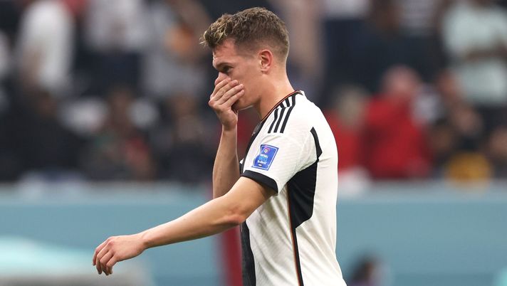 AL KHOR, QATAR - DECEMBER 01: Matthias Ginter of Germany looks dejected after their sides' elimination from the tournament during the FIFA World Cup Qatar 2022 Group E match between Costa Rica and Germany at Al Bayt Stadium on December 01, 2022 in Al Khor, Qatar. (Photo by Alexander Hassenstein/Getty Images) La…sostituzione umana di Flick: Ginter in campo qualche minuto per evitargli un record negativo tremendo! - immagine 1