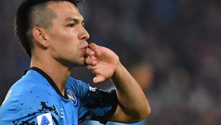 Napoli's Mexican forward Hirving Lozano celebrates after scoring his side's second goal during the Italian Serie A footbal match between Napoli and Bologna on October 16, 2022 at the Diego-Maradona stadium in Naples. (Photo by Tiziana FABI / AFP) (Photo by TIZIANA FABI/AFP via Getty Images) Napoli, Lozano a rischio: la verità sulle sue condizioni. E c’è un altro dubbio di formazione - immagine 1