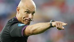 Webb, ma che combini? Senza documenti in un locale, mostra la sua pagina Wikipedia!