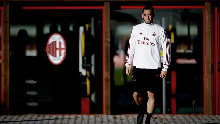 Credits: acmilan.com Calhanoglu in difficoltà, ma non vuole lasciare il Milan - immagine 1