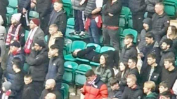 Il suo Aberdeen sta perdendo 6-0, giovane tifoso si fa un pisolino sugli spalti