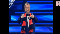 VIDEO Sanremo 2022: Sangiovanni, sciarpa del Milan al collo di Amadeus dopo il derby