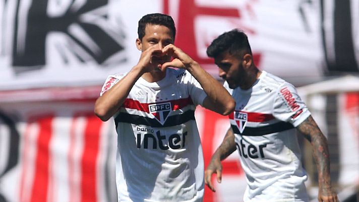 Hernanes esulta dopo il suo goal nel derby col Corinthians HERNANES ALLO STAGE IN SICILIA
