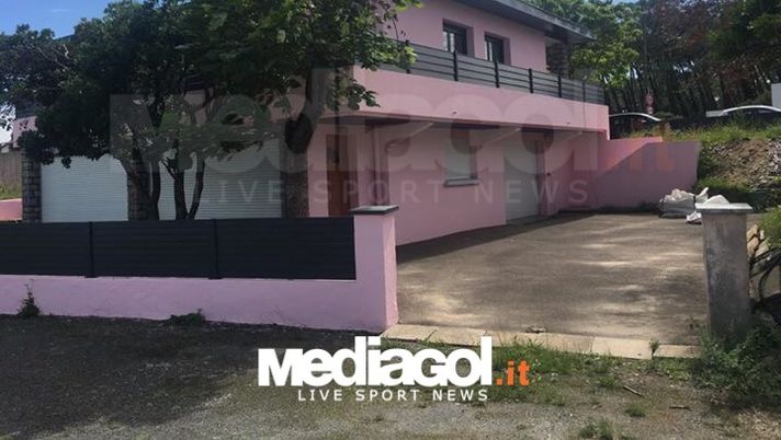 FOTO, tifoso del Palermo dipinge casa di rosanero in Francia 