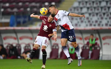  TURIN, ITALY - NOVEMBER 08: Andrea Belotti (L) of Torino FC is challenged by Andrea Rispoli of FC Crotone during the Serie A match between Torino FC and FC Crotone at Stadio Olimpico di Torino on November 8, 2020 in Turin, Italy. (Photo by Valerio Pennicino/Getty Images)