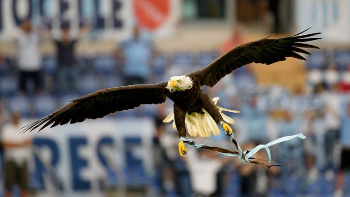 ROME, ITALY - SEPTEMBER 26: The flight of the eagle Olimpia before the Serie A match between SS Lazio and AS Roma at Stadio Olimpico on September 26, 2021 in Rome, Italy. (Photo by Marco Rosi - SS Lazio/Getty Images) Roma-Lazio, via alla vendita dei biglietti per il derby: ma la data è da confermare… - immagine 1