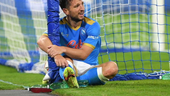 NAPLES, ITALY - OCTOBER 21: Dries Mertens of SSC Napoli reacts during the UEFA Europa League group C match between SSC Napoli and Legia Warszawa at Stadio Diego Armando Maradona on October 21, 2021 in Naples, Italy. (Photo by Francesco Pecoraro/Getty Images) Ds Napoli: “Il rinnovo di Mertens? La situazione è questa. Bravi a prendere subito Tuanzebe” - immagine 1