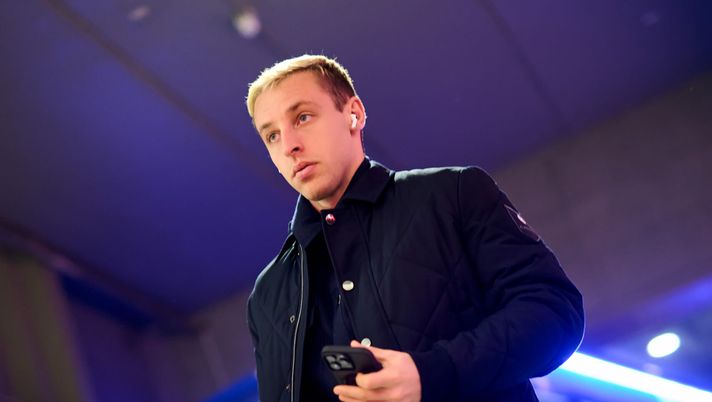 MILAN, ITALY - FEBRUARY 02: Davide Frattesi of FC Internazionale arrives at the stadium prior to the Serie A match between Milan and Inter at Stadio Giuseppe Meazza on February 02, 2025 in Milan, Italy. (Photo by Mattia Ozbot - Inter/Inter via Getty Images) Italia, Frattesi out. Libero: “Giusto, non si è migliorato. Ha dato brutti segnali quando…” - immagine 1