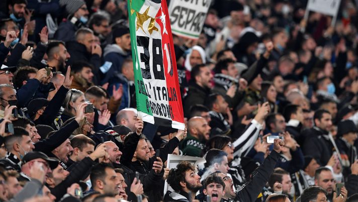 TURIN, ITALY - NOVEMBER 06: Fans of Juventus during the Serie A match between Juventus FC and ACF Fiorentina at Allianz Stadium on November 6, 2021 in Turin, Italy. (Photo by Chris Ricco/Getty Images) Serie A, ultimi 20 anni: chi ha perso o vinto di più alla 1′ di A: Genoa il peggior inizio, Juve il migliore - immagine 1