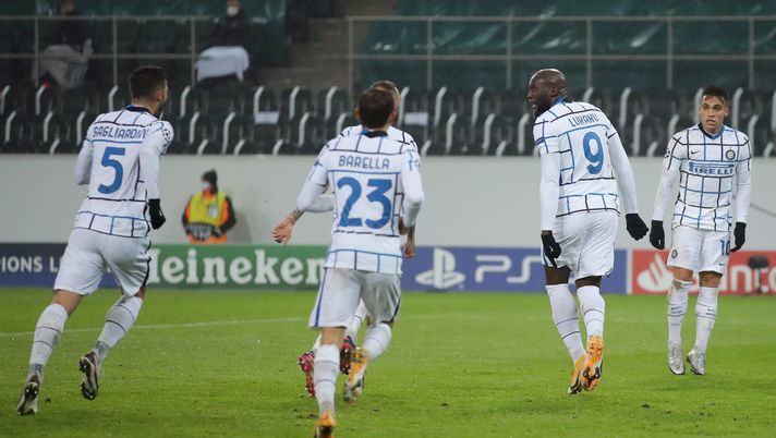 MOENCHENGLADBACH, GERMANY - DECEMBER 01: Romelu Lukaku of Inter Milan celebrates with Lautaro Martinez, Nicolo Barella and Roberto Gagliardini after scoring their team's first goal during the UEFA Champions League Group B stage match between Borussia Moenchengladbach and FC Internazionale at Borussia-Park on December 01, 2020 in Moenchengladbach, Germany. Sporting stadiums around Germany remain under strict restrictions due to the Coronavirus Pandemic as Government social distancing laws prohibit fans inside venues resulting in games being played behind closed doors. (Photo by Lars Baron/Getty Images) 
