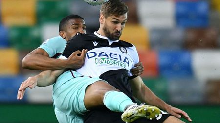 UDINE, ITALY - APRIL 10: Fernando Llorente of Udinese Calcio is challenged by Gleison Bremer of Torino FC during the Serie A match between Udinese Calcio and Torino FC at Dacia Arena on April 10, 2021 in Udine, Italy. Sporting stadiums around Italy remain under strict restrictions due to the Coronavirus Pandemic as Government social distancing laws prohibit fans inside venues resulting in games being played behind closed doors. (Photo by Alessandro Sabattini/Getty Images) UDINE, ITALY - APRIL 10: Fernando Llorente of Udinese Calcio is challenged by Gleison Bremer of Torino FC during the Serie A match between Udinese Calcio and Torino FC at Dacia Arena on April 10, 2021 in Udine, Italy. Sporting stadiums around Italy remain under strict restrictions due to the Coronavirus Pandemic as Government social distancing laws prohibit fans inside venues resulting in games being played behind closed doors. (Photo by Alessandro Sabattini/Getty Images)