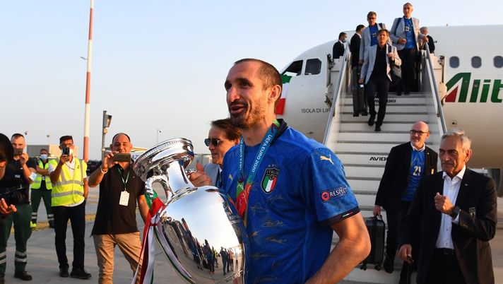 Giorgio Chiellini, difensore della Nazionale italiana con la coppa di Euro 2020 (Getty Images) Giorgio Chiellini, difensore della Nazionale italiana con la coppa di Euro 2020 (Getty Images)