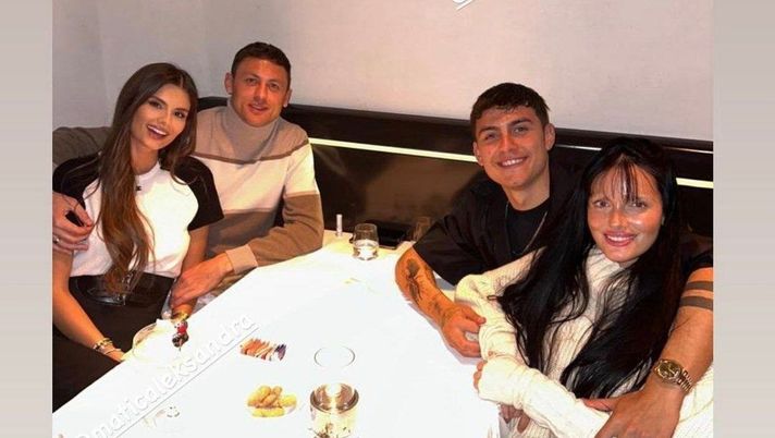 Roma, serata tra coppie per Matic e Dybala: “A cena con i nostri cari amici” Roma, serata tra coppie per Matic e Dybala: “A cena con i nostri cari amici” - immagine 1