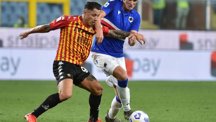 GENOA, ITALY - SEPTEMBER 26: Morten Thorsby of UC Sampdoria battle for the ball with Gianluca Lapadula of Benevento Calcio during the Serie A match between UC Sampdoria and Benevento Calcio at Stadio Luigi Ferraris on September 26, 2020 in Genoa, Italy. (Photo by Paolo Rattini/Getty Images) Samp, la Gazzetta: “Ferrero fa la sua richiesta al Watford per cedere Thorsby” - immagine 1