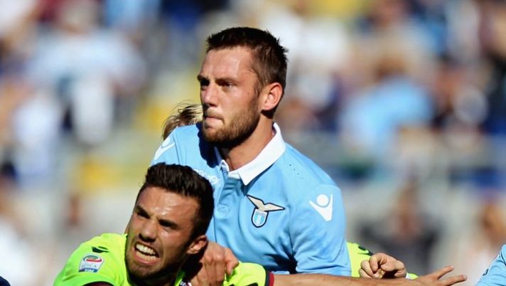 ROME, ITALY - OCTOBER 16: Federico Di Francesco (C) of Bologna FC competes for the ball with Stefan De Vrij of SS Lazio during the Serie A match between SS Lazio and Bologna FC at Stadio Olimpico on October 16, 2016 in Rome, Italy. (Photo by Paolo Bruno/Getty Images) LAZIO – De Vrij recuperato, ma il problema è la condizione: due ipotesi di modulo - immagine 1