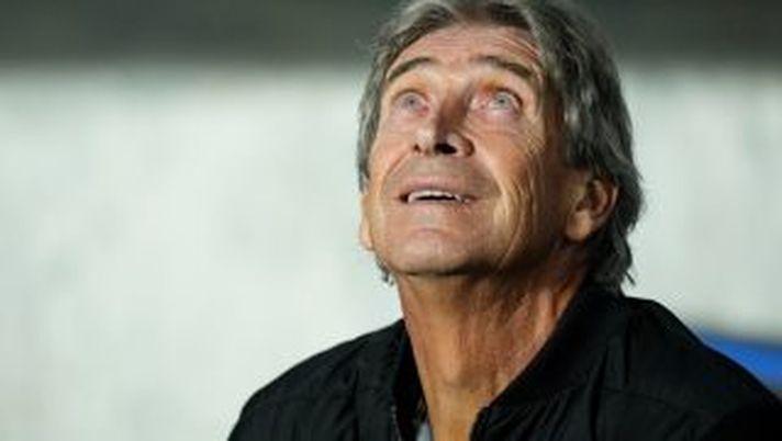 SAN SEBASTIAN, SPAIN - OCTOBER 30: Manuel Pellegrini, Head Coach of Real Betis looks on prior to the LaLiga Santander match between Real Sociedad and Real Betis at Reale Arena on October 30, 2022 in San Sebastian, Spain. (Photo by Juan Manuel Serrano Arce/Getty Images) Betis, Pellegrini: “Il derby? Prima abbiamo una partita giovedì…” - immagine 1