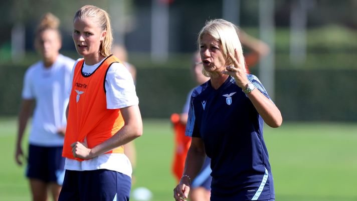 ROME, ITALY - AUGUST 05: SS Lazio head coach Carolina Morace gestures during SS Lazio women training session at Formello sport centre on August 5, 2021 in Rome, Italy. (Photo by Paolo Bruno/Getty Images) ROME, ITALY - AUGUST 05: SS Lazio head coach Carolina Morace gestures during SS Lazio women training session at Formello sport centre on August 5, 2021 in Rome, Italy. (Photo by Paolo Bruno/Getty Images)