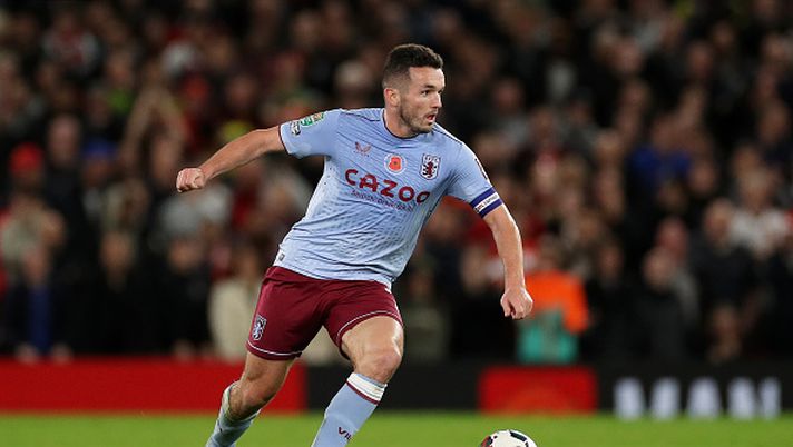 MANCHESTER, ENGLAND - NOVEMBER 10: John McGinn of Aston Villa runs with the ball during the Carabao Cup Third Round match between Manchester United and Aston Villa at Old Trafford on November 10, 2022 in Manchester, England. (Photo by Lewis Storey/Getty Images) Fan impazziti sui social per il nuovo stemma dell’Aston Villa: “Ma è uguale al Chelsea!” - immagine 1