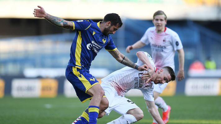 VERONA, ITALY - MARCH 07: Alexis Saelemaekers of A.C. Milan is challenged by Federico Ceccherini of Hellas Verona during the Serie A match between Hellas Verona FC and AC Milan at Stadio Marcantonio Bentegodi on March 07, 2021 in Verona, Italy. Sporting stadiums around Italy remain under strict restrictions due to the Coronavirus Pandemic as Government social distancing laws prohibit fans inside venues resulting in games being played behind closed doors. (Photo by Alessandro Sabattini/Getty Images) Verona-Milan, cambio di allenatore per i gialloblù: strana casualità - immagine 1
