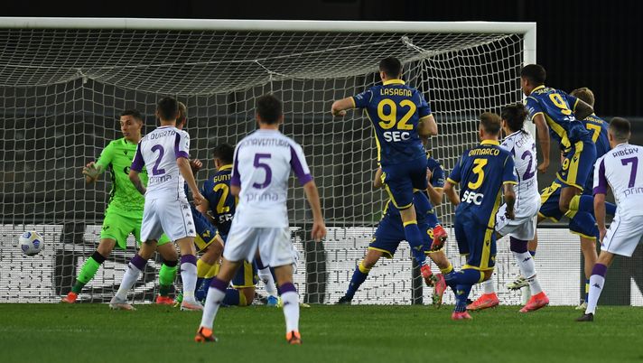 VERONA, ITALY - APRIL 20: Martin Caceres of ACF Fiorentina  scores their team's second goal   during the Serie A match between Hellas Verona FC and ACF Fiorentina at Stadio Marcantonio Bentegodi on April 20, 2021 in Verona, Italy. Sporting stadiums around Italy remain under strict restrictions due to the Coronavirus Pandemic as Government social distancing laws prohibit fans inside venues resulting in games being played behind closed doors. (Photo by Alessandro Sabattini/Getty Images) 