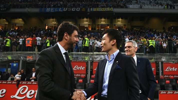MILAN, ITALY - APRIL 28: President Juventus FC Andrea Agnelli (L) and FC Internazionale Milano board member Steven Zhang Kangyang chat prior to the serie A match between FC Internazionale and Juventus at Stadio Giuseppe Meazza on April 28, 2018 in Milan, Italy. (Photo by Claudio Villa - Inter/FC Internazionale via Getty Images) La Juve sprofonda nel deficit, l’Inter rincorsa dalle banche: cosa succede - immagine 1