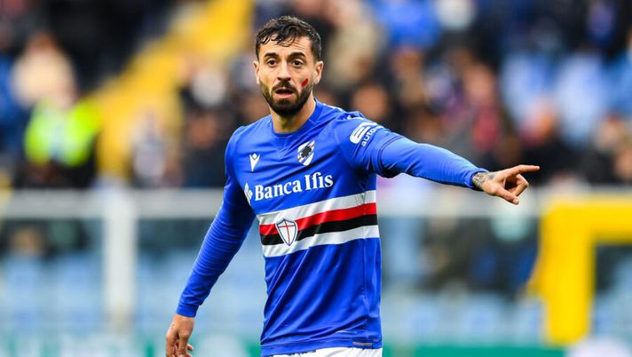 GENOA, ITALY - NOVEMBER 21: Francesco Caputo of Sampdoria shows a red line on his face to protest against violence on women during the Serie A match between UC Sampdoria and Hellas Verona FC at Stadio Luigi Ferraris on November 27, 2021 in Genoa, Italy. (Photo by Getty Images) Samp, verso il derby: botta al piede per Caputo. Occhio alla gestione di Damsgaard - immagine 1