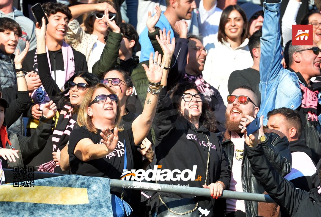FOTOTIFO Palermo-Como 3-0, gli scatti ai tifosi al “Renzo Barbera” (GALLERY) - immagine 21