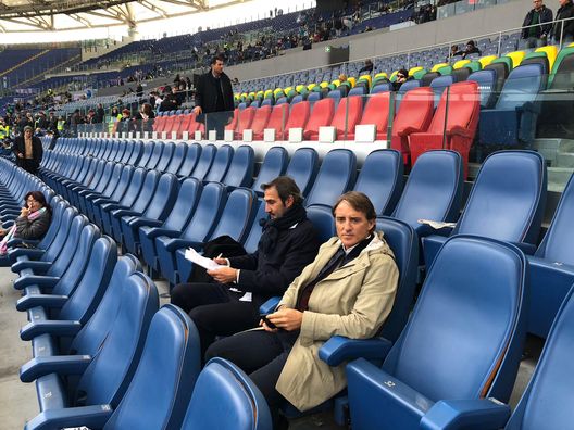Roberto Mancini e il suo secondo Angelo Gregucci presenti all'Olimpico. Roberto Mancini e il suo secondo Angelo Gregucci presenti all'Olimpico.