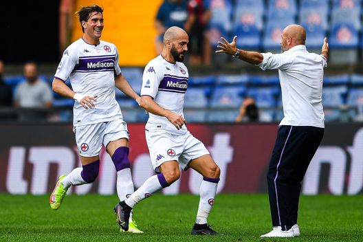 GENOA, ITALY - SEPTEMBER 18: Riccardo Saponara of Fiorentina (C) celebrates with his team-mate Dusan Vlahovic and Vincenzo Italiano head coach of Fiorentina after scoring a goal during the Serie A match between Genoa CFC and AFC Fiorentina at Stadio Luigi Ferraris on September 18, 2021 in Genoa, Italy. (Photo by Getty Images) GENOA, ITALY - SEPTEMBER 18: Riccardo Saponara of Fiorentina (C) celebrates with his team-mate Dusan Vlahovic and Vincenzo Italiano head coach of Fiorentina after scoring a goal during the Serie A match between Genoa CFC and AFC Fiorentina at Stadio Luigi Ferraris on September 18, 2021 in Genoa, Italy. (Photo by Getty Images)