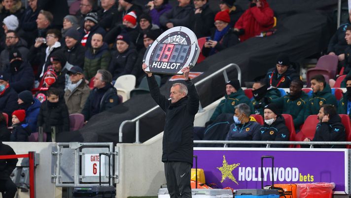 BRENTFORD, ENGLAND - JANUARY 22: Fourth Official, Martin Atkinson holds up the board to announce 19 additional minutes due to a stoppage in play after a drone was flew over the stadium during the Premier League match between Brentford and Wolverhampton Wanderers at Brentford Community Stadium on January 22, 2022 in Brentford, England. (Photo by Catherine Ivill/Getty Images) L’infinito primo tempo fra Brentford e Wolverhampton fra testate, droni e recuperi record - immagine 1
