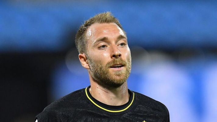 FERRARA, ITALY - JULY 16: Christian Eriksen of FC Internazionale looks on during the Serie A match between SPAL and FC Internazionale at Stadio Paolo Mazza on July 16, 2020 in Ferrara, Italy. (Photo by Alessandro Sabattini/Getty Images) Gazzetta: “Inter bloccata: pensate che se Eriksen va via addirittura il club valuta…” - immagine 1