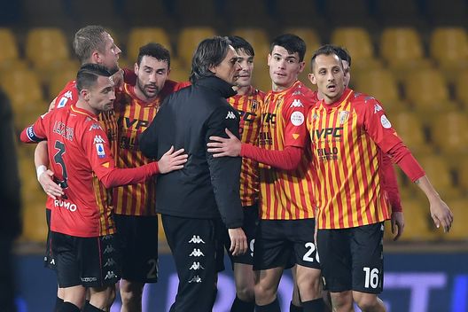 Pippo Inzaghi, tecnico del Benevento, abbraccia i suoi calciatori Pippo Inzaghi, tecnico del Benevento, abbraccia i suoi calciatori