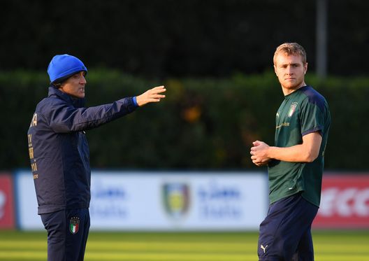 FLORENCE, ITALY - NOVEMBER 08: Head coach Italy Roberto Mancini and Tommaso Pobega of Italy chat during a Italy training session at Centro Tecnico Federale di Coverciano on November 08, 2021 in Florence, Italy. (Photo by Claudio Villa/Getty Images) Il giorno di Italia-Svizzera: Belotti contro Rodriguez, c’è il Mondiale in ballo- immagine 3