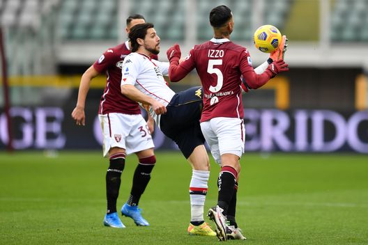 TURIN, ITALY - FEBRUARY 13: Mattia Destro of Genoa C.F.C. controls the ball under pressure from Armando Izzo of Torino FC during the Serie A match between Torino FC and Genoa CFC at Stadio Olimpico di Torino on February 13, 2021 in Turin, Italy. Sporting stadiums around Italy remain under strict restrictions due to the Coronavirus Pandemic as Government social distancing laws prohibit fans inside venues resulting in games being played behind closed doors. (Photo by Valerio Pennicino/Getty Images) TURIN, ITALY - FEBRUARY 13: Mattia Destro of Genoa C.F.C. controls the ball under pressure from Armando Izzo of Torino FC during the Serie A match between Torino FC and Genoa CFC at Stadio Olimpico di Torino on February 13, 2021 in Turin, Italy. Sporting stadiums around Italy remain under strict restrictions due to the Coronavirus Pandemic as Government social distancing laws prohibit fans inside venues resulting in games being played behind closed doors. (Photo by Valerio Pennicino/Getty Images)